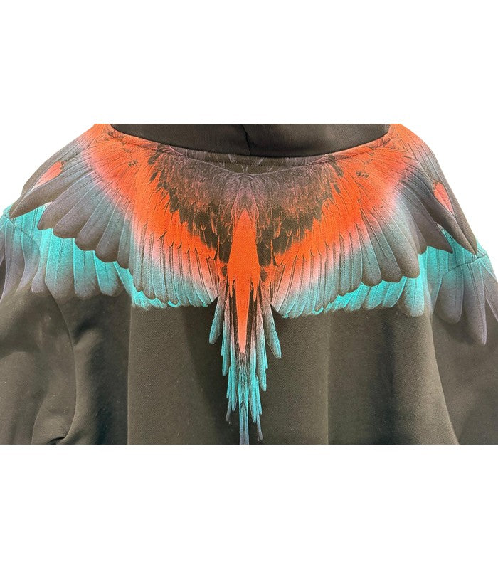 FELPA MARCELO  BURLON NERA CON STAMPA ALI PIUME ROSSE E AZZURRE