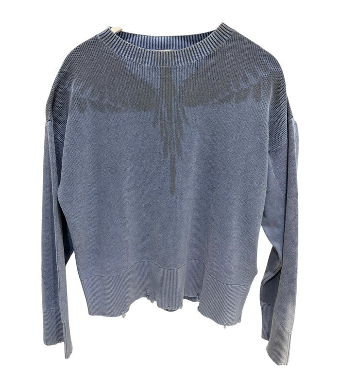 MAGLIONE GIROCOLLO AZZURRO POLVERE CON L'ICONICA STAMPA DELLE ALI TONO SU TONO FIRMATO MARCELO BURLON COUNTY OF MILAN