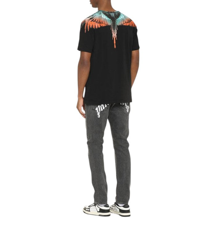 T-SHIRT MARCELO BURLON IN SENAPE CON L'ICONICA STAMPA AD ALI BIANCHE