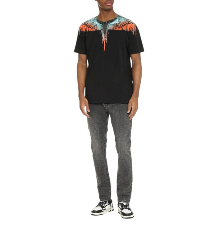 T-SHIRT MARCELO BURLON CON STAMPA ALI DI PIUMA MULTICOLORE SU NERO